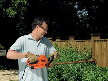 Black + Decker 500 W Elektro-Heckenscheren-Kit, 55 cm Messerlänge, 22 mm Schnittlänge, inklusive 10 m Verlängerungskabel und Messerschutz, 1 Stück, GT5055CAKIT - 