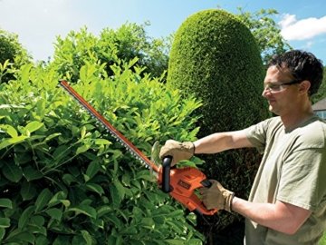 Black + Decker 500 W Elektro-Heckenscheren-Kit, 55 cm Messerlänge, 22 mm Schnittlänge, inklusive 10 m Verlängerungskabel und Messerschutz, 1 Stück, GT5055CAKIT - 