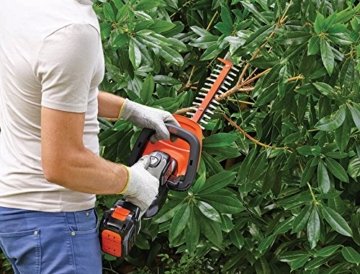 Black+Decker 54 V, 1.5 Ah Akku-Heckenschere mit Powercommand Antiblockierfunktion, 60 cm Schwertlänge, 19 mm Schnittstärke - inklusiv DualVolt Akku und Schnell-Ladegerät, 1 Stück, GTC5455PC - 