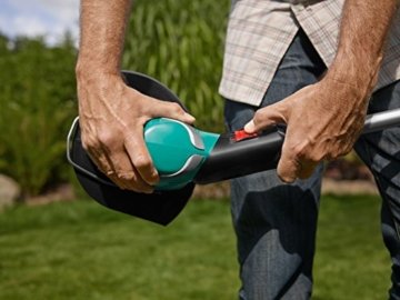 Bosch Akku-Rasentrimmer ART 26-18 LI, Schnellladegerät, zwei Durablade-Messer, Karton (18 V, 2,5 Ah, Schnittkreisdurchmesser 26 cm), schwarz-grün, 06008A5E05 - 