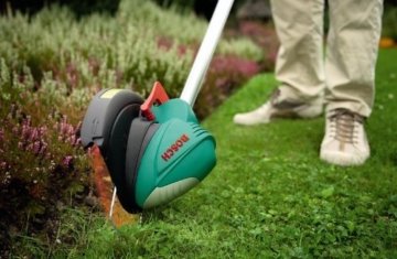 Bosch ART 23 LI Akku-Rasentrimmer + 23 Kunststoffmesser + Pflanzenschutzbügel + Akku und Ladegerät (14,4 V, 23 cm Ø, 2,3 kg) - 