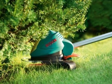 Bosch ART 23 LI Akku-Rasentrimmer + 23 Kunststoffmesser + Pflanzenschutzbügel + Akku und Ladegerät (14,4 V, 23 cm Ø, 2,3 kg) - 