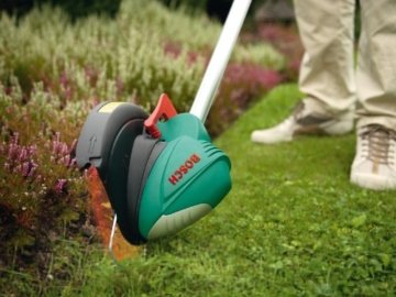 Bosch ART 26 LI Akku-Rasentrimmer + 23 Kunststoffmesser + Pflanzenschutzbügel + Akku und Ladegerät (18 V, 26 cm Ø, 2,4 kg) - 