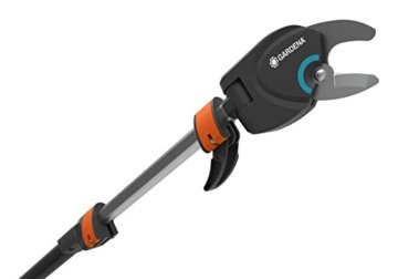 GARDENA 12001-20 StarCut 410 plus, Teleskop-Baumschneider mit stufenlos einstellbarer Länge von 230 - 410 cm. Perfekt um bequem vom Boden aus auch in der Baumkrone zu schneiden. Schneidet problemlos Äste mit einem max. Durchmesser von 32 mm. 25 Jahre Garantie - Made in Germany - 
