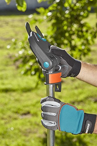 GARDENA 12001-20 StarCut 410 plus, Teleskop-Baumschneider mit stufenlos einstellbarer Länge von 230 - 410 cm. Perfekt um bequem vom Boden aus auch in der Baumkrone zu schneiden. Schneidet problemlos Äste mit einem max. Durchmesser von 32 mm. 25 Jahre Garantie - Made in Germany - 