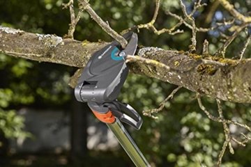 GARDENA 12001-20 StarCut 410 plus, Teleskop-Baumschneider mit stufenlos einstellbarer Länge von 230 - 410 cm. Perfekt um bequem vom Boden aus auch in der Baumkrone zu schneiden. Schneidet problemlos Äste mit einem max. Durchmesser von 32 mm. 25 Jahre Garantie - Made in Germany - 