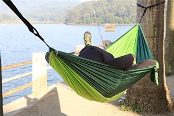 NatureFun Ultraleichte Camping Hängematte / 300kg Tragfähigkeit, （300 x 140 cm) Atmungsaktiv, schnell trocknende Fallschirm Nylon / Enthalten 2 x Premium Karabinerhaken 2x Nylonschlingen / Fürs Freie oder einen Innengarten / 100% Geld zurück Garantie - 