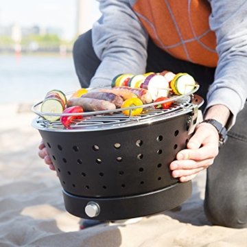 Rauchfreier Holzkohlegrill Hugo mit Aktivbelüftung von Springlane Kitchen tragbarer Edelstahl Tischgrill / Balkongrill in anthrazit mit Schnellstart-System und batteriebetriebenem Lüfter inkl. - 