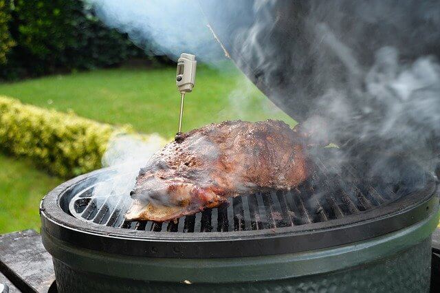 Holzkohlegrill mit Deckel