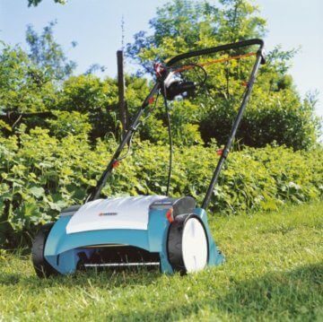 Gardena Elektro-Vertikutierer EVC 1000: Rasenlüfter mit Arbeitsbreite 30 cm, 1000 W, Rasenfläche bis 1000 m², Verstellhebel für Arbeitstiefe, teilbares Gestänge, Räder mit Spezialprofil (4068-20) - 2