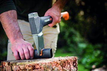 Fiskars Spaltaxt, Inklusive Klingen- und Transportschutz,: 44 cm, Antihaftbeschichtet & Axt- und Messerschärfer, Keramik- Schleifkopf/Gehäuse aus glasfaserverstärktem Kunststoff, Schwarz/Orange - 7