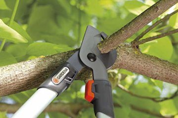 Gardena Astschere Classic 680 B: Bypass-Baumschere für frisches Holz bis 35 mm Durchmesser, 68 cm Länge, präzise Messer mit antihaftbeschichteten Klingen, ergonomische Griffform (8775-20) - 2