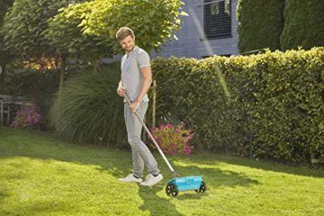 Gardena combisystem-Streuwagen: Düngerstreuer mit 40 cm Streubreite und 3 L Fassungsvolumen, für Ausbringung von Streugut und kompatibel mit allen combisystem-Stielen (420-20), Schwarz, Blau, Orange - 2