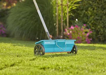 Gardena combisystem-Streuwagen: Düngerstreuer mit 40 cm Streubreite und 3 L Fassungsvolumen, für Ausbringung von Streugut und kompatibel mit allen combisystem-Stielen (420-20), Schwarz, Blau, Orange - 3