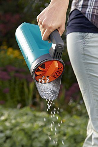 Gardena Kleinstreuer S Aktion: Streugutbehälter und Handstreuer geeignet für Sand, Salz und Splitt, zum Streuen im Winter, einzigartiges Dosiersystem, auch für Dünger und Saatgut verwendbar (3255-30) - 2