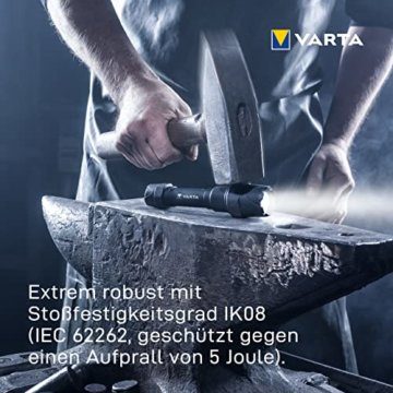 VARTA Taschenlampe LED 6 Watt inkl. 2x AA Batterien, Indestructible F20 Pro Leuchte, Lampe, Arbeitsleuchte mit zwei Leuchtmodi, extrem robuste Taschenleuchte, wasser- und staubgeschützt , (1er Pack) - 5