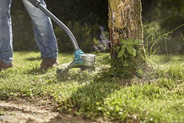 Gardena Set PowerCut Li-40/30 Akku-Trimmer: Rasentrimmer mit 300 mm Schnittkreis, langlebiger Schneidfaden, hohe Akkulaufzeit, integr. Pflanzenschutzbügel, teilbarer Stiel, Akku & Ladegerät (9827-20) - 9