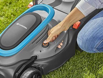 Gardena Elektro-Rasenmäher PowerMax 32/1200 G2: Mäher bis 300 m², 1200 W Leistung, 32 cm Schnittbreite, 30 l Fangvolumen, 35 bis 65 mm Schnitthöhe, ErgoTec Griff, zusammenklappbar (14633-20) - 2