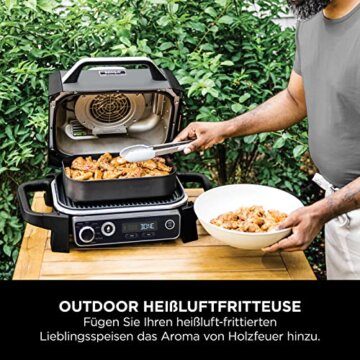 Ninja Woodfire Elektrogrill, Camping-Grill mit Smoker-& Heißluftfritteuse, 7-in-1-Outdoor Grill, räuchern, braten, backen, wetterfest, antihaftbeschichtet, tragbar, Grau/Schwarz OG701EU - 7