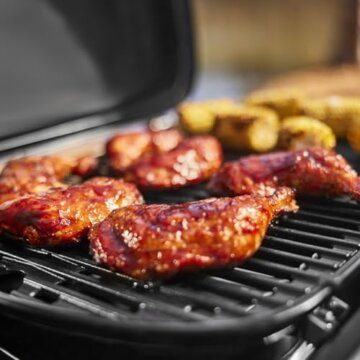 Weber Traveler Compact Gasgrill, 1 Brenner, 52 x 36cm Grillfläche, portabler Outdoor BBQ, mit Deckelthermometer, Stand mit Rädern einklappbar - Schwarz (1500526) - 10
